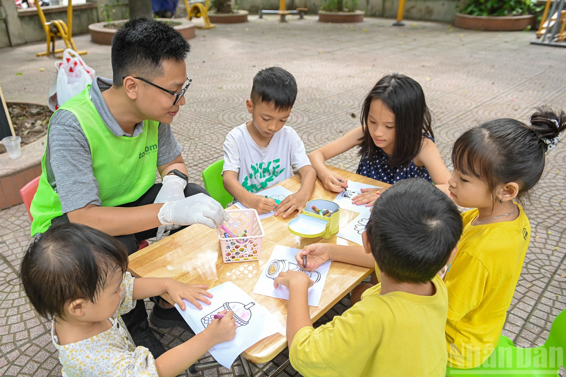 Sống xanh có thể bắt đầu từ những hành động rất đỗi giản dị: Từ việc sử dụng túi vải thay vì túi nilon, mang theo chai nước cá nhân để giảm nhựa dùng một lần, cho đến việc trồng thêm một cây xanh trong khu vườn nhỏ của mình. Tất cả những điều đó đều là lời cam kết nhẹ nhàng nhưng đầy ý nghĩa mà chúng ta dành cho môi trường. ndo_br_7.jpg