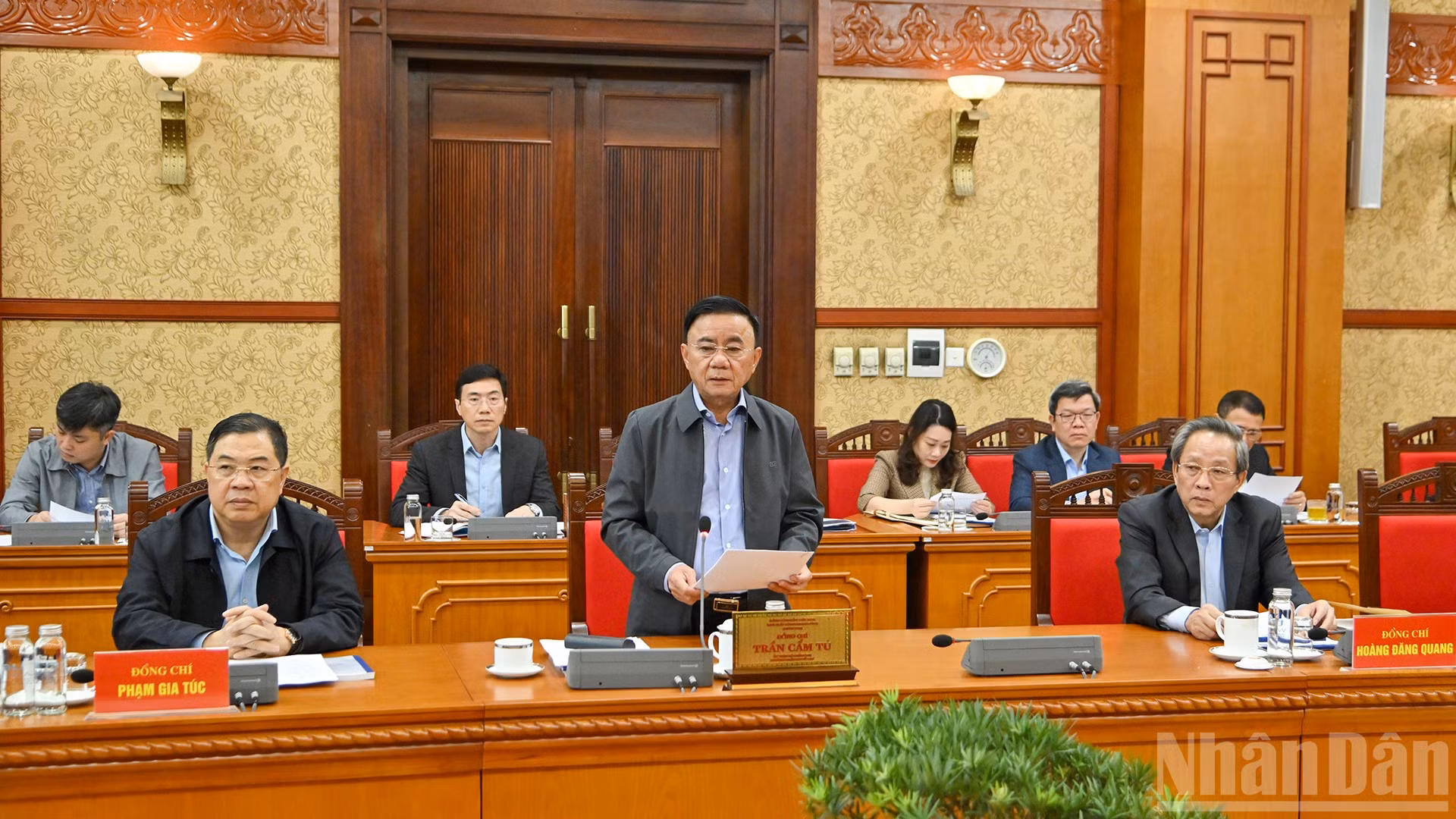 Thường trực Ban Bí thư Trần Cẩm Tú chủ trì cuộc họp.