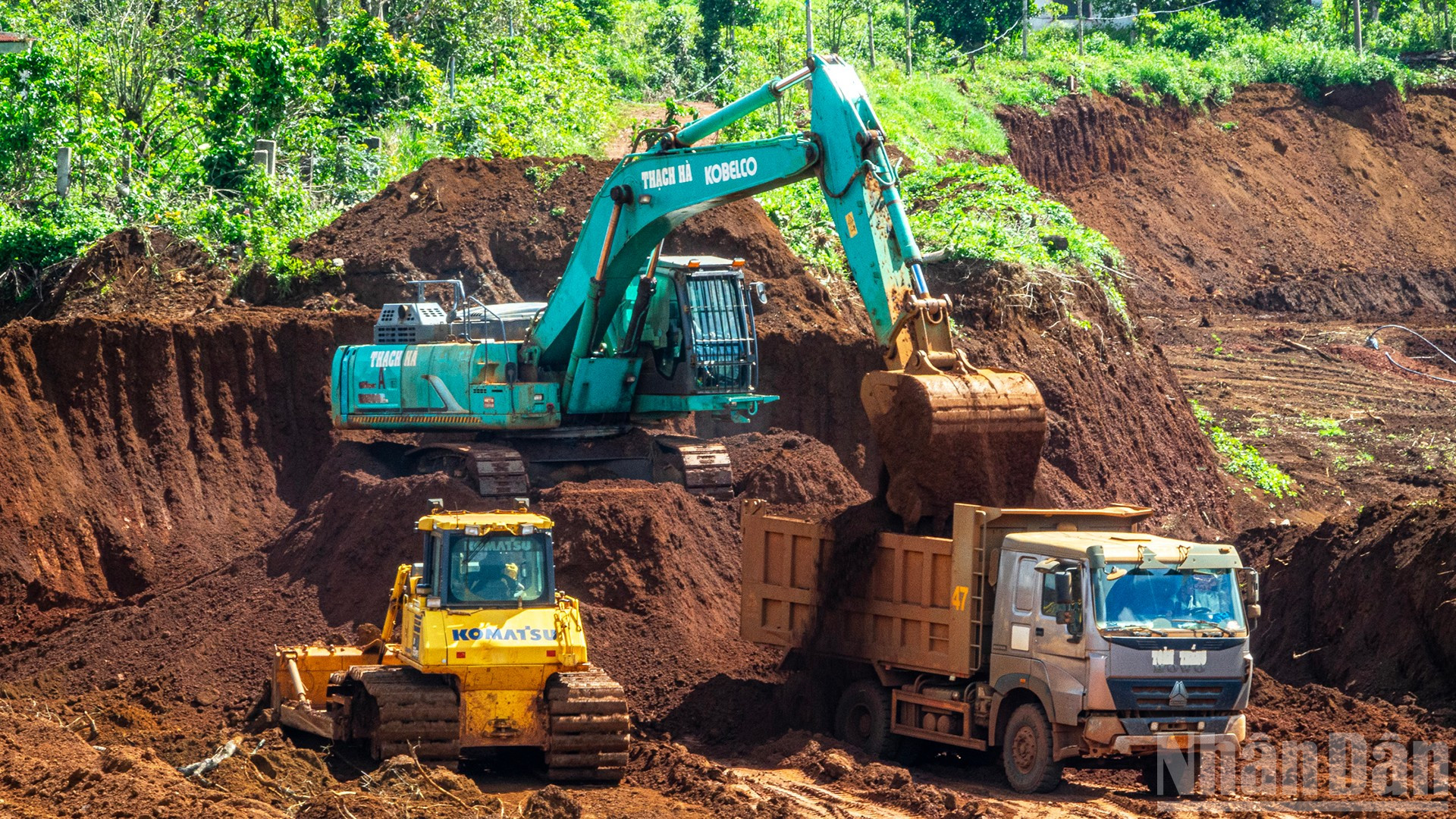 Công đoạn bốc đất phủ trong khai thác bô-xít.