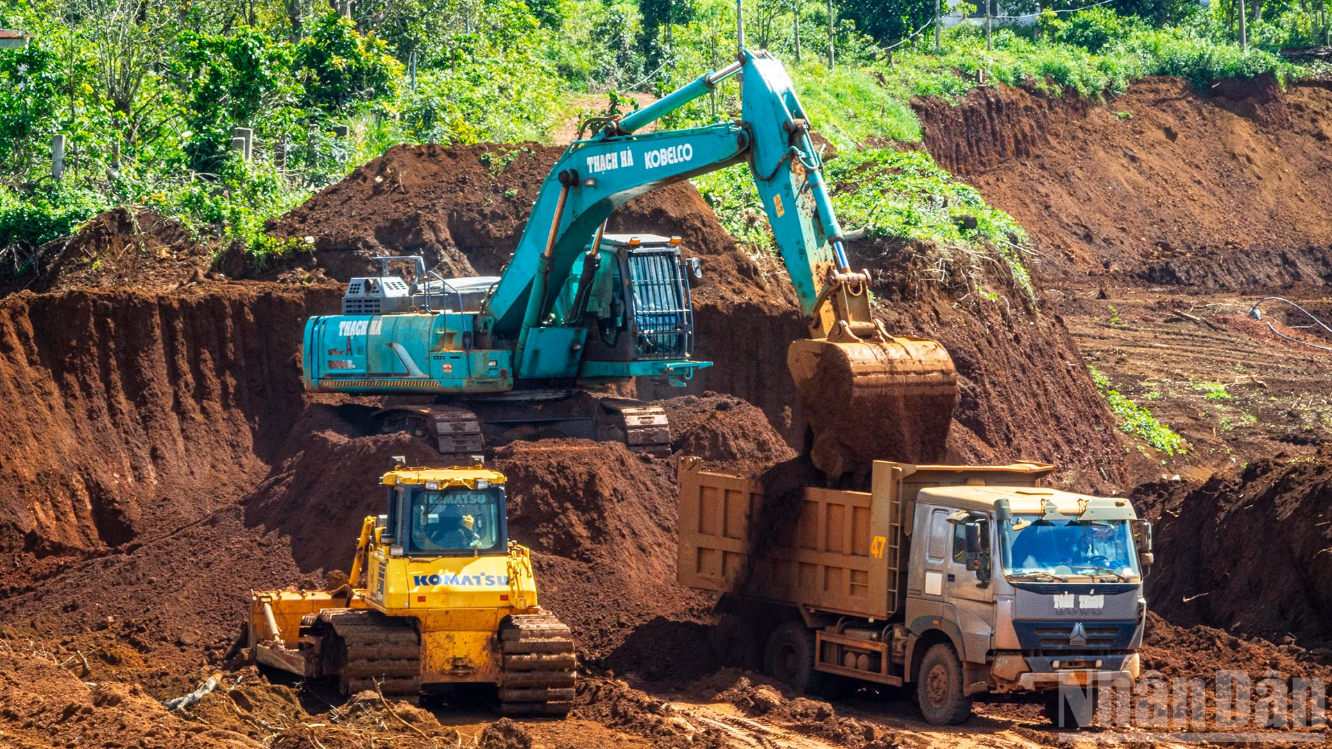 Công đoạn bốc đất phủ trong khai thác bô-xít.