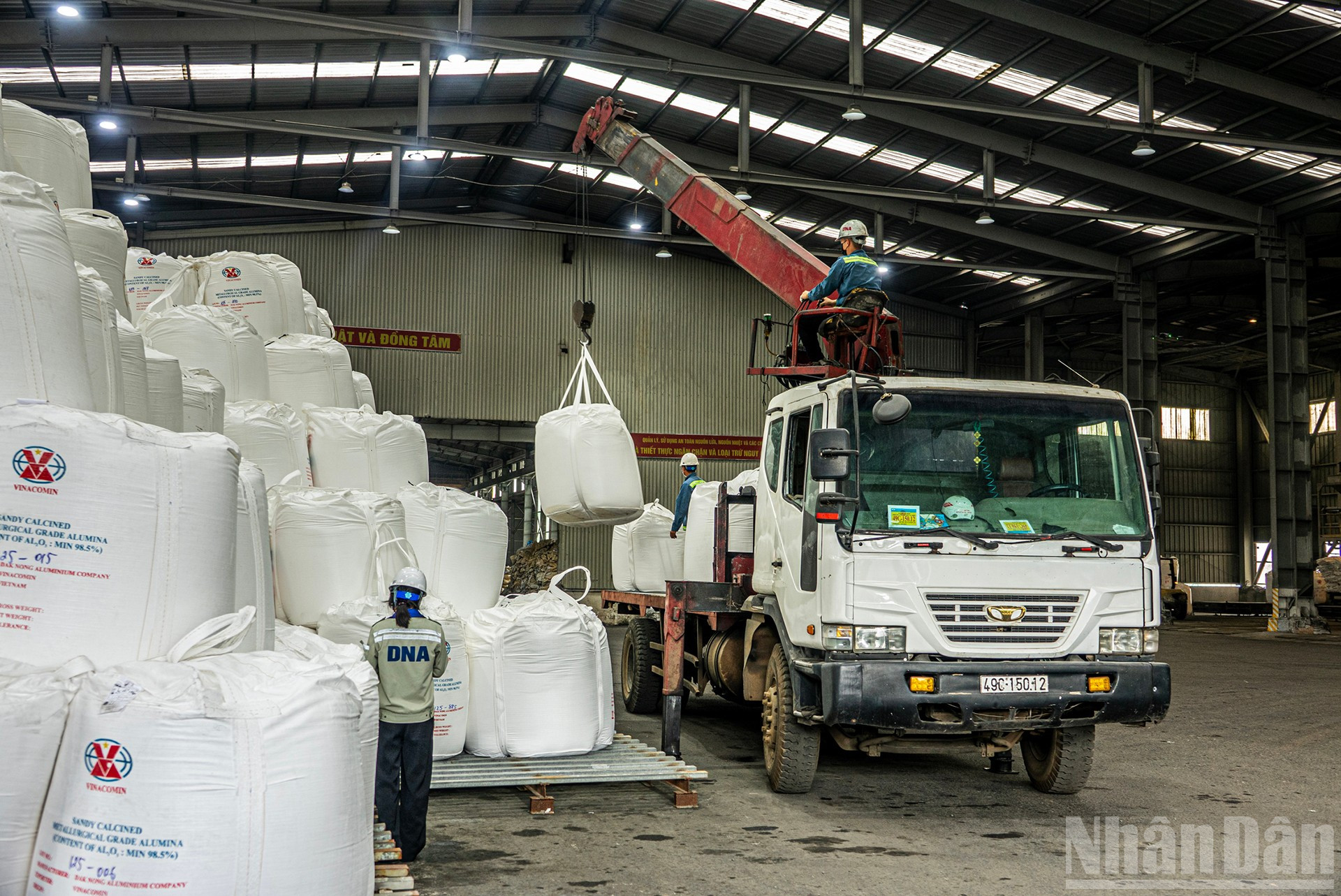 Đóng gói và xuất kho sản phẩm alumina (nhôm ôxit). ndo_br_7.jpg