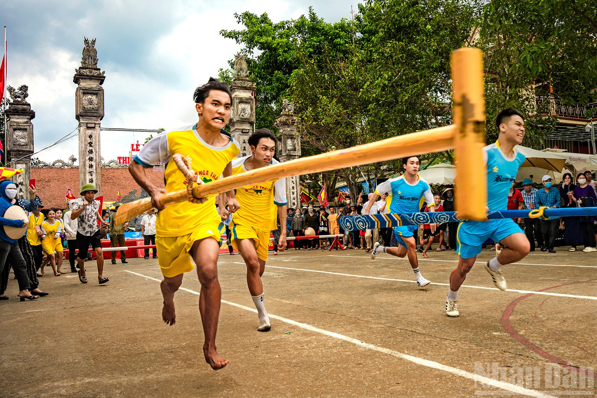 Các nam thanh niên tham gia thi chạy chèo. ndo_br_anh-05-chay-cheo.jpg