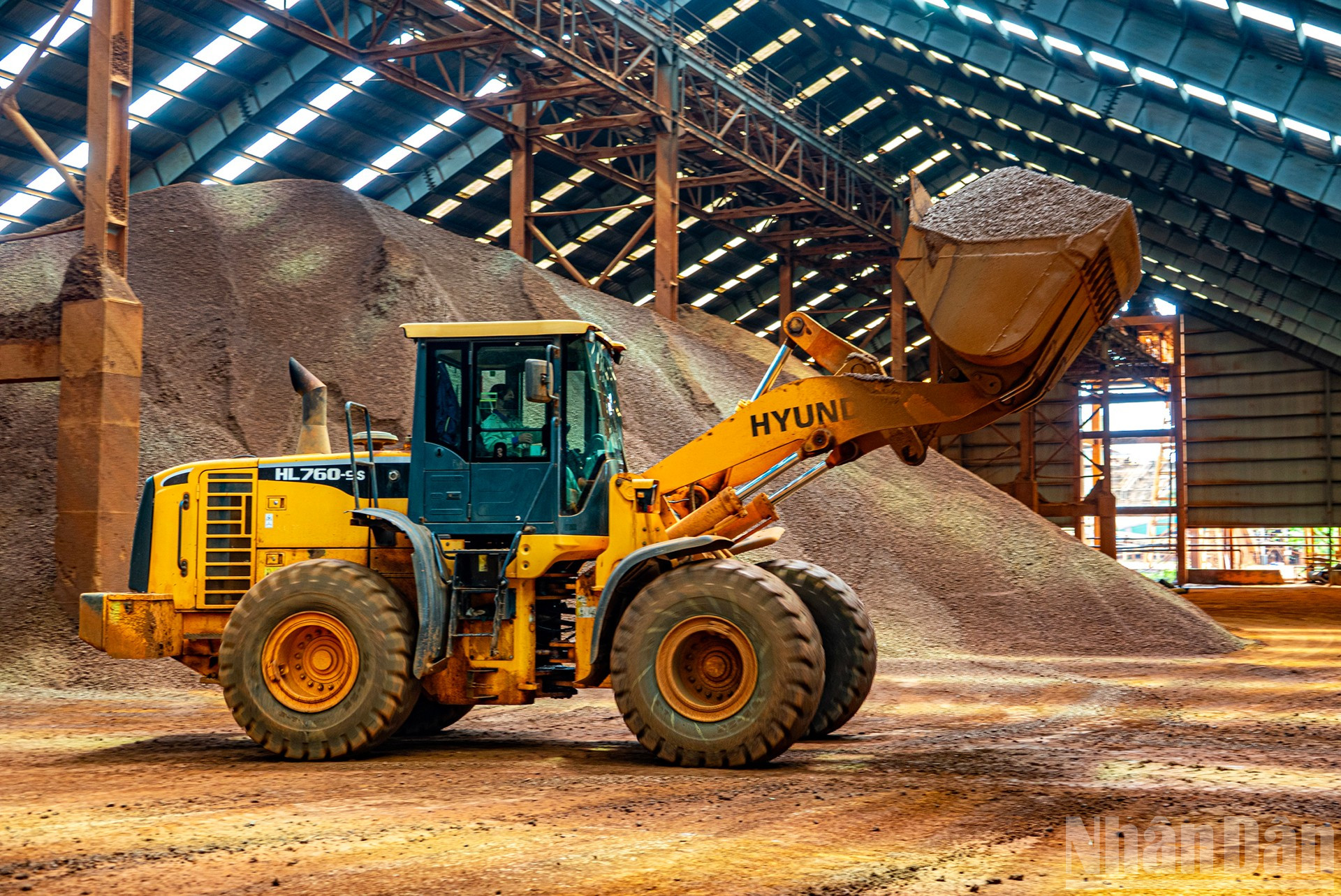 Công đoạn tập kết và bốc xúc quặng bô-xít thô tại kho chứa. ndo_br_4.jpg
