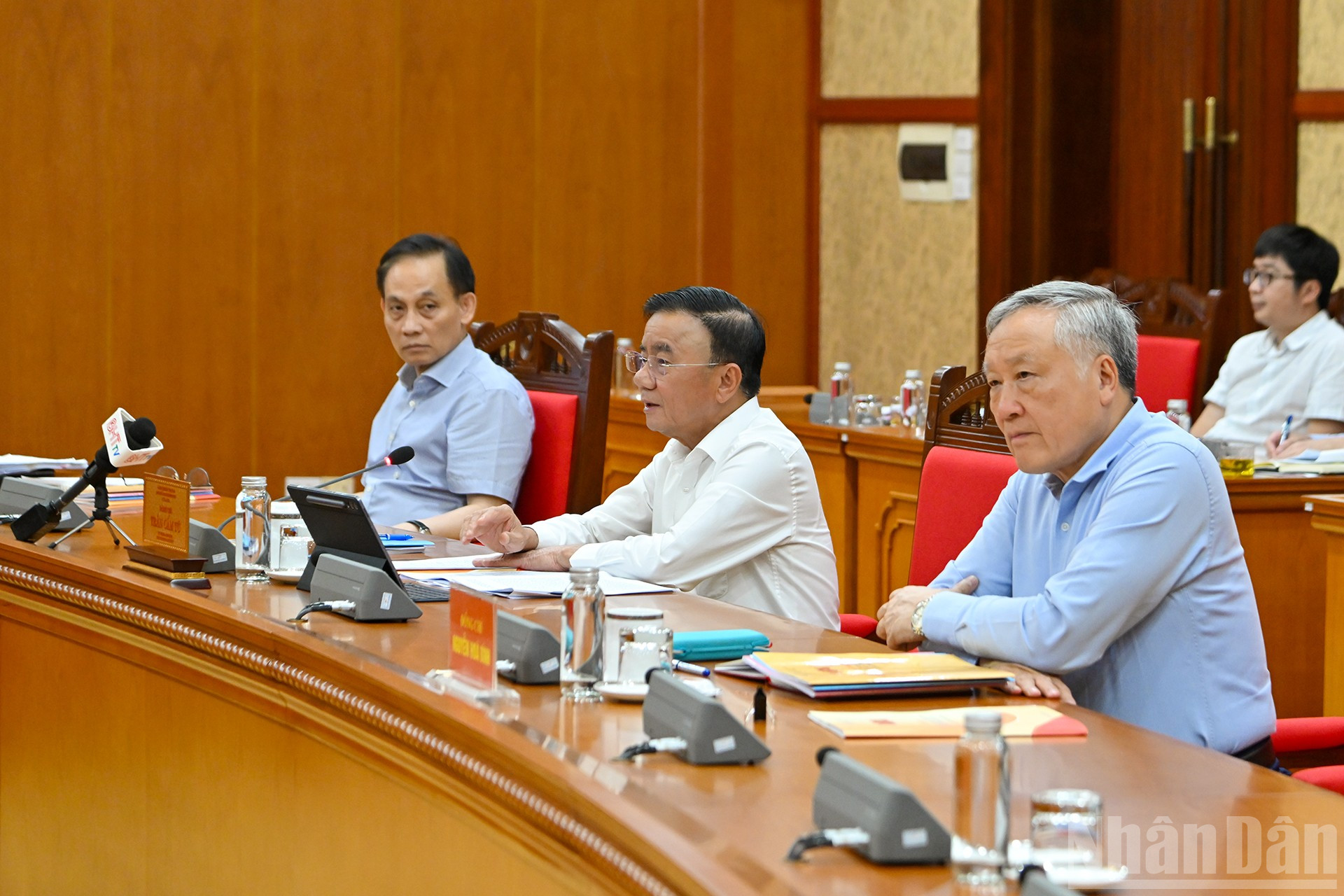 Thường trực Ban Bí thư Trần Cẩm Tú, Phó Thủ tướng Thường trực Chính phủ Nguyễn Hòa Bình, Quyền Bộ trưởng Ngoại giao Lê Hoài Trung tại cuộc làm việc. ndo_br_7.jpg