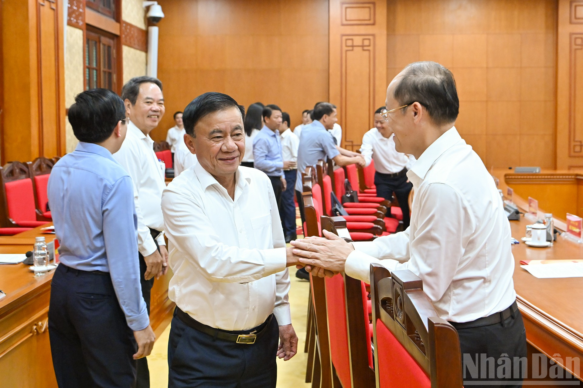 Thường trực Ban Bí thư Trần Cẩm Tú với các đồng chí trong Ban Thường vụ Tỉnh ủy Hà Tĩnh tại cuộc làm việc. ndo_br_2.jpg