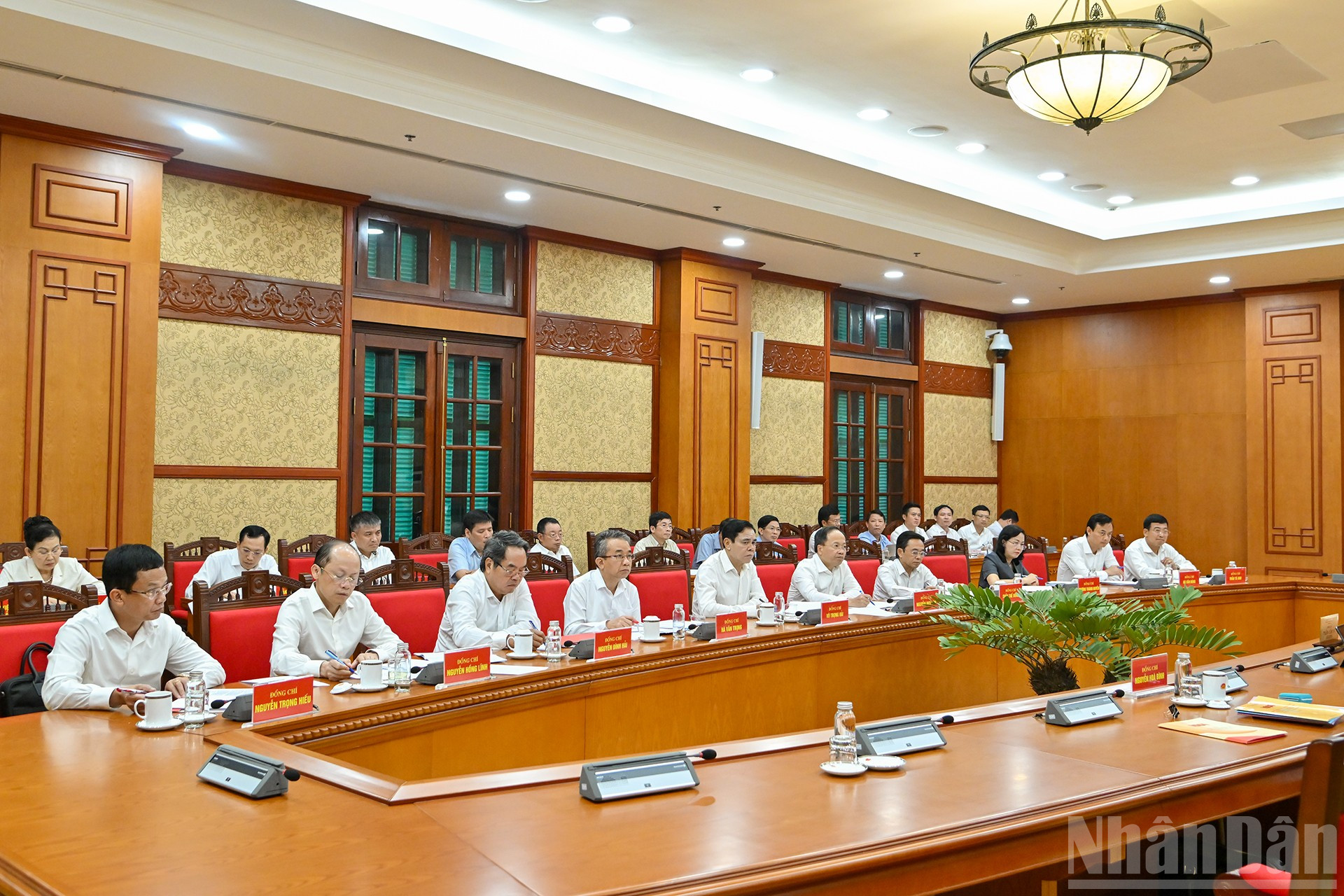Các đồng chí trong Ban Thường vụ Tỉnh ủy Hà Tĩnh tham dự cuộc làm việc. ndo_br_4.jpg