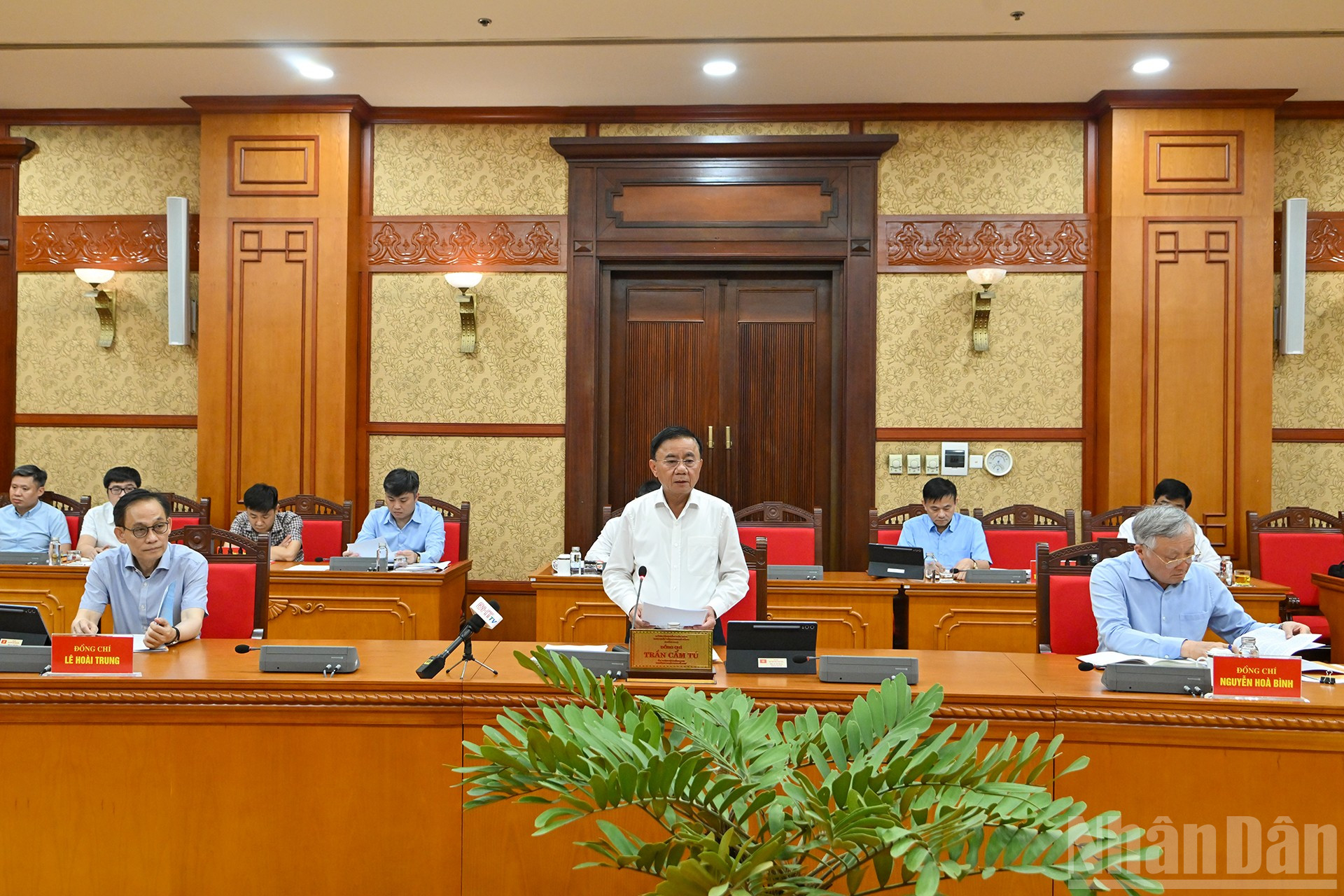 Thường trực Ban Bí thư Trần Cẩm Tú, Phó Thủ tướng Thường trực Chính phủ Nguyễn Hòa Bình, Quyền Bộ trưởng Ngoại giao Lê Hoài Trung cùng các đại biểu tại cuộc làm việc với Ban Thường vụ Tỉnh ủy Hà Tĩnh. ndo_br_3.jpg