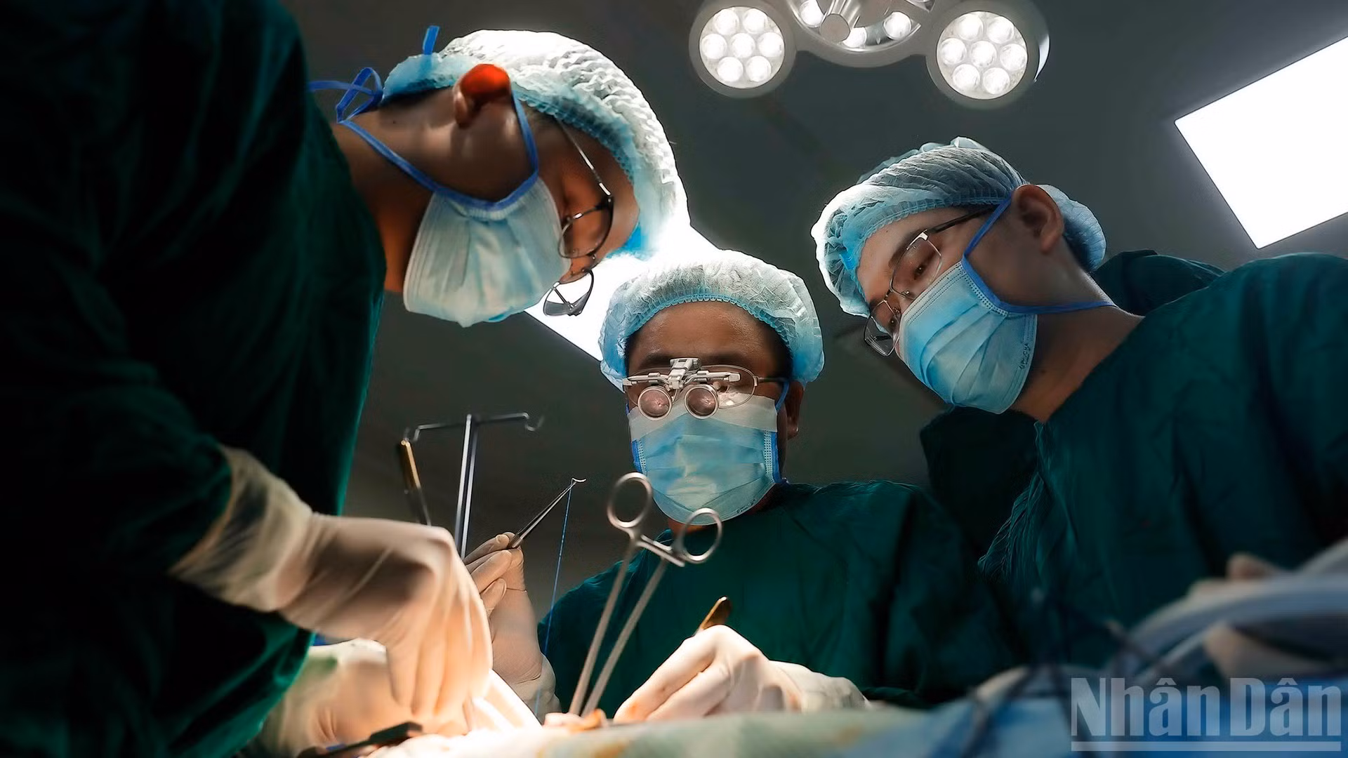 Ê-kíp tiến hành ghép thận cho bệnh nhân.