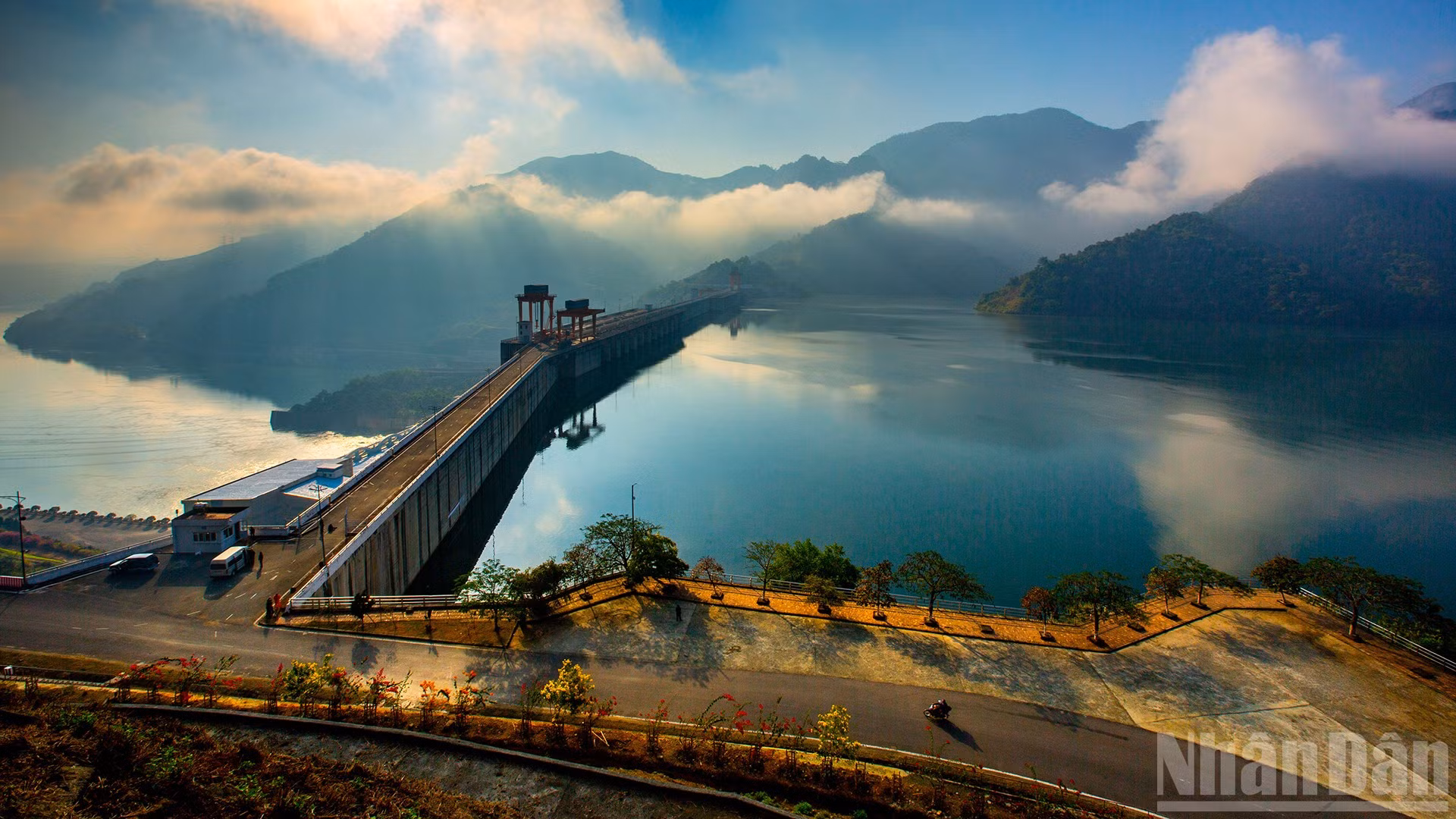 Nắng sớm trên đập thủy điện Sơn La.
