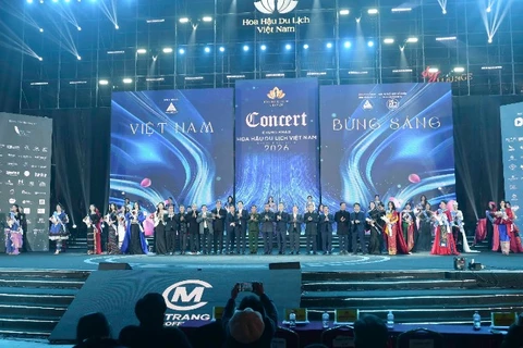 Lãnh đạo tỉnh Lào Cai và Ban tổ chức tặng hoa cho các thí sinh.