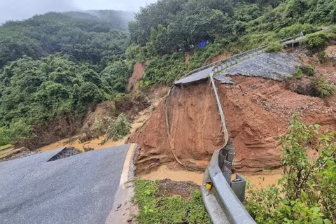 Đoạn đường bị đứt khiến việc lưu thông trên tuyến bị đình trệ hoàn toàn.