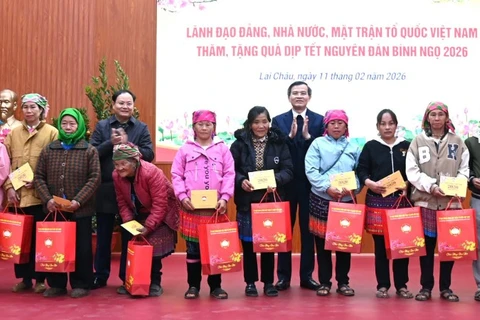 Đồng chí Đoàn Minh Huấn và Bí thư Tỉnh ủy Lai Châu tặng quà Tết cho người dân có hoàn cảnh khó khăn.