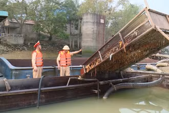 CSGT tỉnh Thanh Hóa kiểm tra phương tiện bơm, hút, vận chuyển cát trên các tuyến sông.