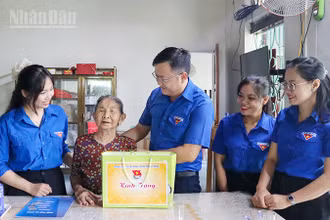 Bí thư Thành đoàn Đà Nẵng Lê Công Hùng tặng quà tri ân Mẹ Việt Nam Anh hùng.