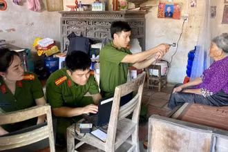 Thu nhận mẫu ADN cho mẹ liệt sĩ ở thôn Thuần Nhất, xã Phú Lộc, huyện Hậu Lộc.