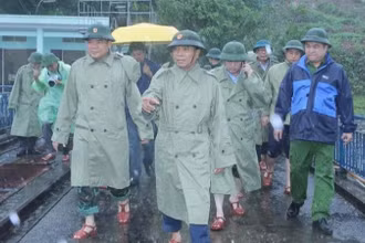 Đồng chí Nguyễn Doãn Anh, Ủy viên Trung ương Đảng, Bí thư Tỉnh ủy Thanh Hóa, kiểm tra tình hình ứng phó bão số 5 tại hồ Yên Mỹ.