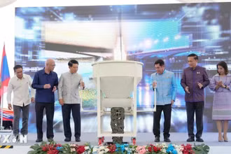Phó Thủ tướng hai nước Lào-Thái Lan và đại diện các bộ, ngành hai nước thực hiện nghi thức đổ bê tông hợp long cầu. (Ảnh: XUÂN TÚ/TTXVN)