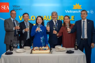 Phó Chủ tịch nước Võ Thị Ánh Xuân dự khai trương đường bay Hà Nội-Milan (Italia).