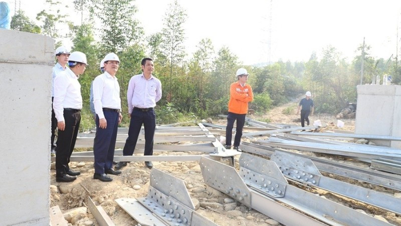 Tổng Giám đốc EVNNPC Nguyễn Đức Thiện kiểm tra tại hiện trường dự án Xuất tuyến 110kV sau TBA 220kV Bá Thiện (Phú Thọ). 