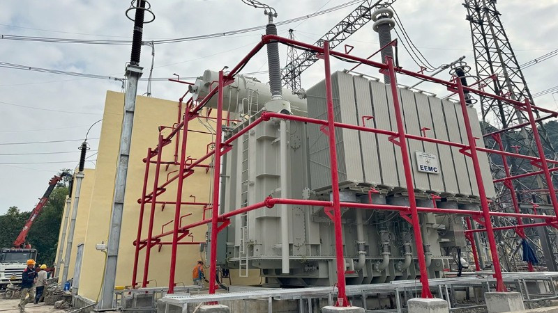 Máy biến áp AT2 tại Trạm biến áp 500kV Hòa Bình trước khi đóng điện. 