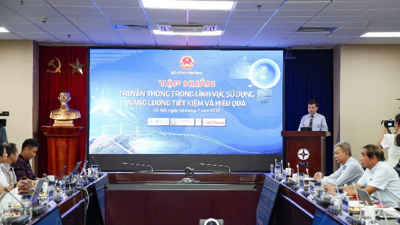 Toàn cảnh Hội nghị tập huấn truyền thông trong lĩnh vực sử dụng năng lượng tiết kiệm và hiệu quả. (Ảnh: LÊ CHI)