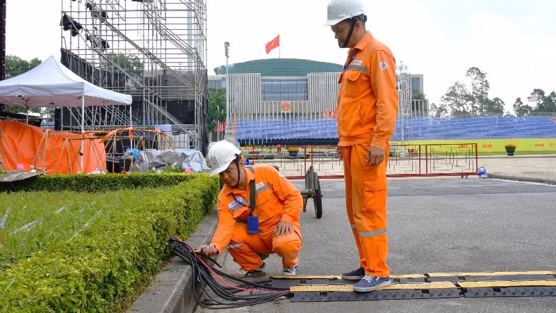 EVNHANOI kiểm tra tình trạng vận hành hệ thống điện tại Quảng trường Ba Đình. (Ảnh: EVNHANOI)