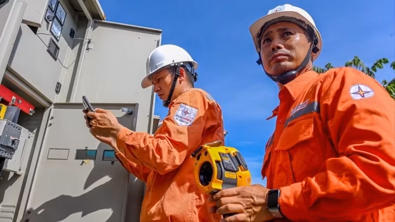 Kiểm tra tủ điện, bảo đảm hệ thống vận hành an toàn, ổn định. (Ảnh: EVN)