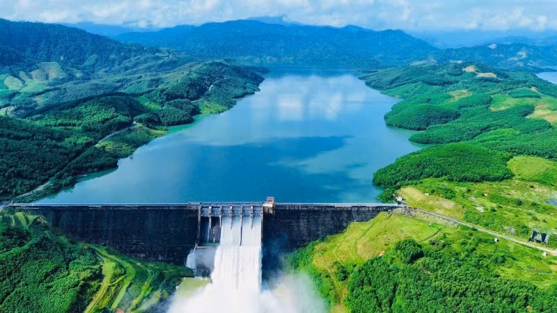 Toàn cảnh hồ chứa Thủy điện Sông Tranh 2. 