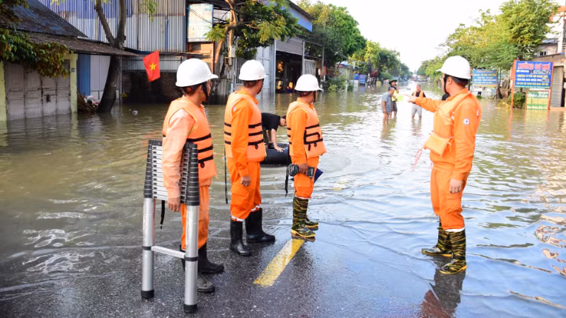 Công nhân EVNHANOI kiểm tra hiện trường tại khu vực Sóc Sơn, thành phố Hà Nội. 
