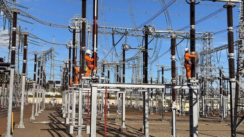 Nhân viên vệ sinh bảo dưỡng thiết bị tại Trạm biến áp 500kV Pleiku 2.