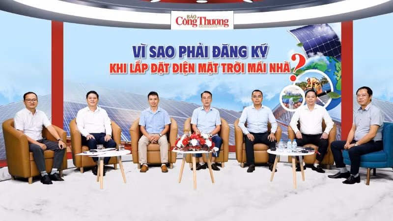 Toàn cảnh Tọa đàm "Vì sao bắt buộc đăng ký điện mặt trời mái nhà?". 
