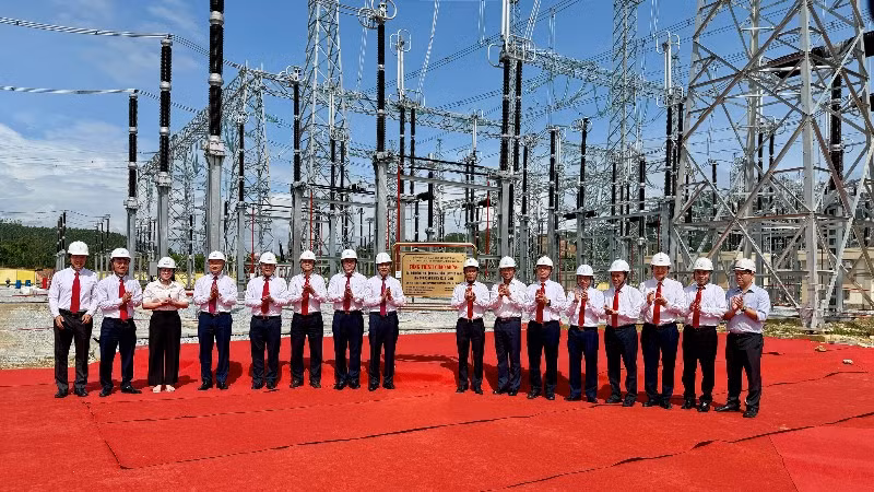 Lãnh đạo Đảng ủy EVN, EVNNPT cùng các đơn vị liên quan thực hiện nghi thức gắn biển công trình. (Ảnh: LÊ CHI)