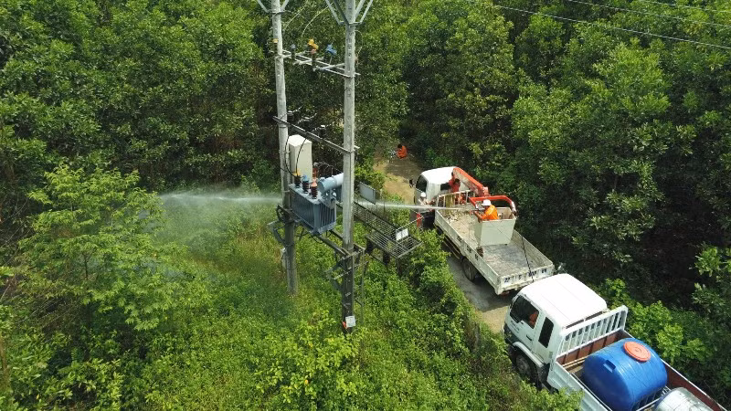 Công nhân Điện lực miền Bắc thực hiện bảo dưỡng hệ thống điện định kỳ. 