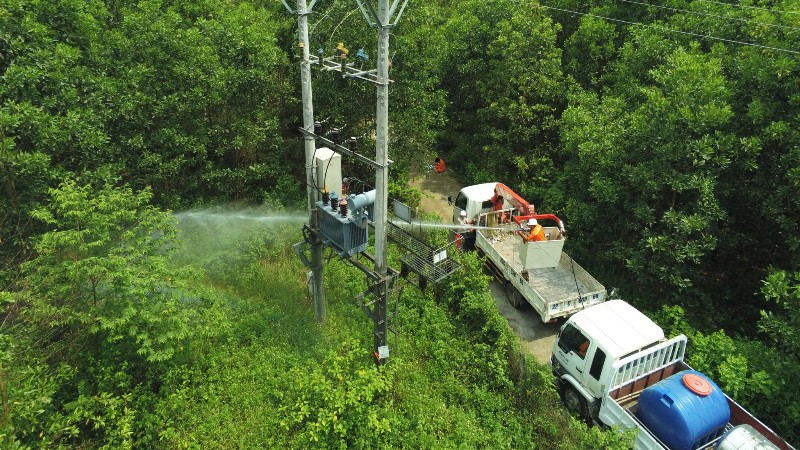 Công nhân Điện lực miền Bắc thực hiện bảo dưỡng hệ thống điện định kỳ. 