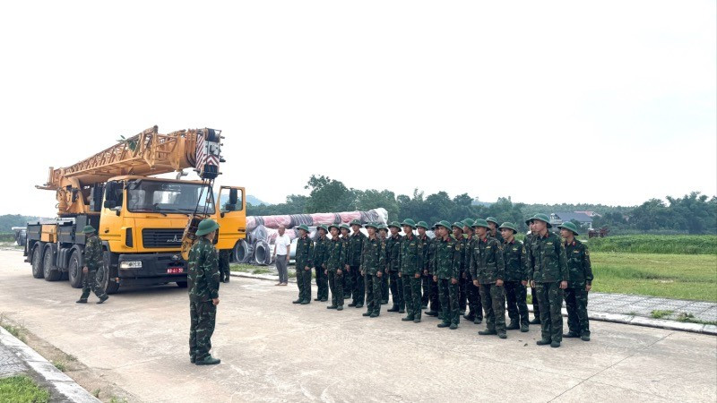 Quân khu 2 đã điều động lực lượng và vật lực hỗ trợ thi công Dự án Đường dây 500 KV Lào Cai-Vĩnh Yên. (Ảnh: LÊ CHI)