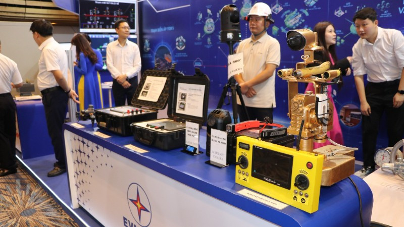 Các sản phẩm trưng bày của gian hàng EVNNPC tại Techshow 2025.