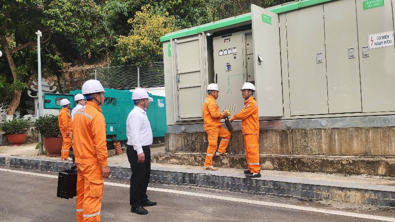 Kiểm tra tình hình bảo đảm cấp điện khu vực bầu cử tại tỉnh Sơn La.