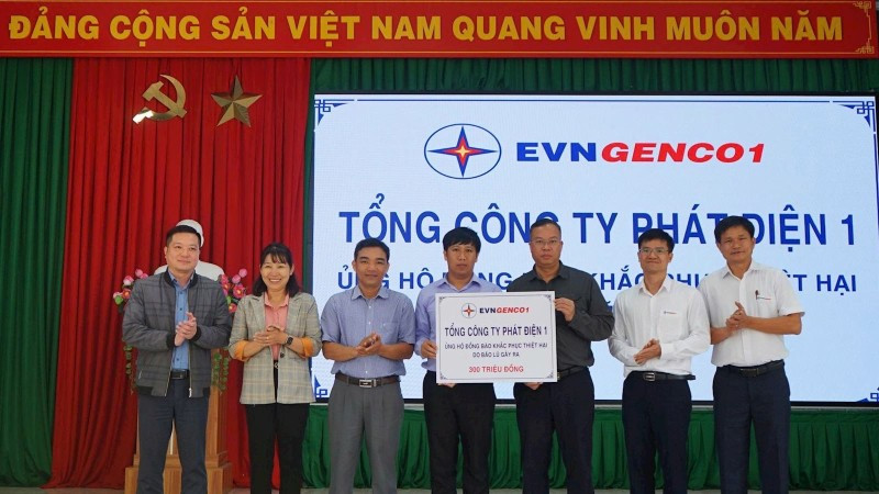 Đồng chí Lê Hải Đăng, Tổng giám đốc EVNGENCO1 đại diện trao tặng kinh phí ủng hộ tại xã Ninh Gia, tỉnh Lâm Đồng. 