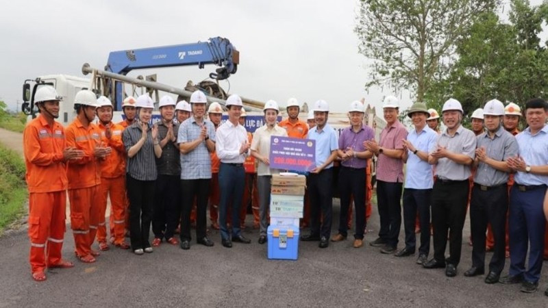 Ban Lãnh đạo và Công đoàn EVNNPC thăm hỏi, động viên các đội xung kích tham gia hỗ trợ khắc phục bão số 5 tại Hà Tĩnh.