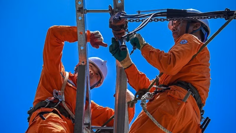 Bảo đảm vận hành hệ thống điện trong cao điểm nắng nóng. (Ảnh: EVNHANOI)