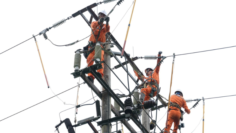 Người lao động được trang bị đầy đủ dụng cụ an toàn khi làm việc trên cao.