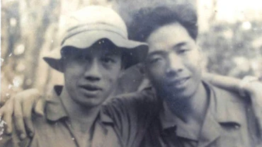 Nhà báo Nghiêm Sỹ Thái (trái) những năm tháng làm báo ở chiến trường.