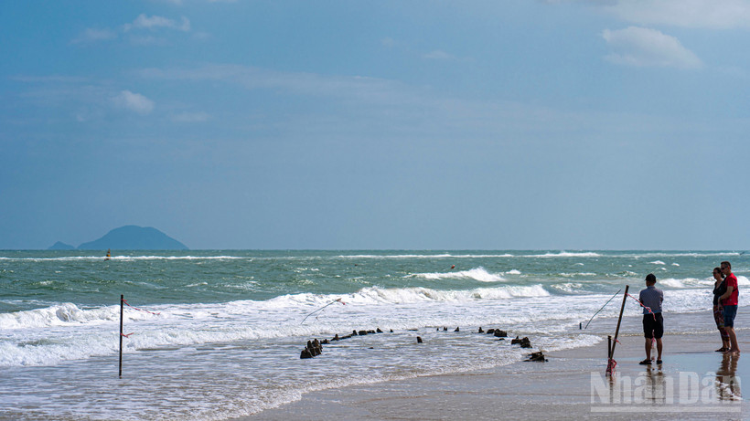 Hiện cát đã bồi lấp phần lớn lòng con tàu gỗ so với thời điểm cổ vật phát lộ.