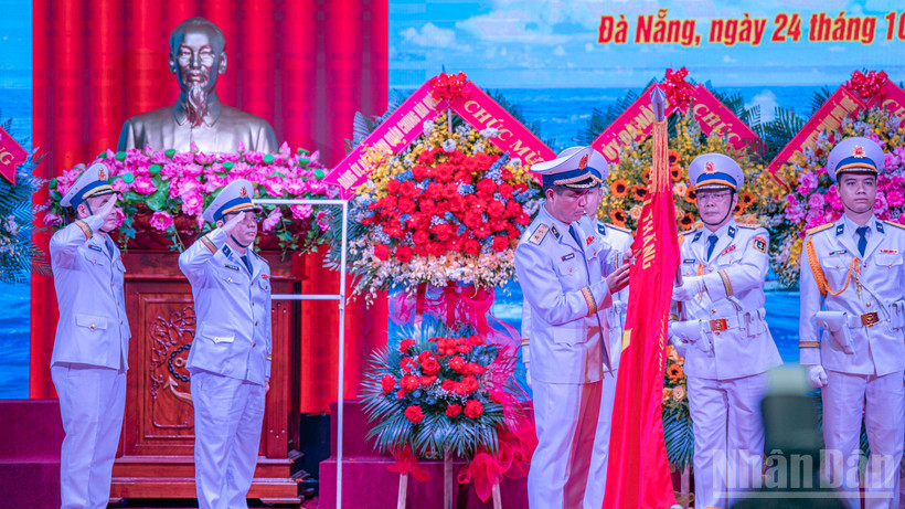 Phó Đô đốc Nguyễn An Phong thừa ủy quyền của Chủ tịch nước trao tặng Huân chương Bảo vệ Tổ quốc hạng Nhất cho Vùng 3 Hải quân.
