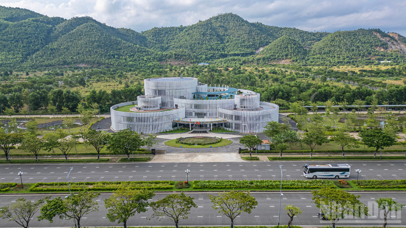 Điều chỉnh toàn bộ 559ha đất công nghệ cao và công nghệ thông tin thành đất Khu thương mại tự do.