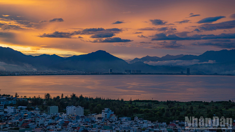 Cung đường Nguyễn Tất Thành, Đà Nẵng mang một vẻ đẹp hùng vĩ và huy hoàng trong ánh hoàng hôn.
