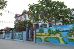 Con đường bích họa xanh sạch đẹp tại nông thôn Thủ đô Hà Nội. (Ảnh: THIỆN TÂM)