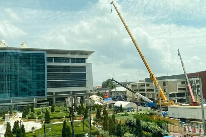 Cần cẩu 200 tấn được huy động để dọn dẹp lòng hố tử thần. (Ảnh: XUÂN SƠN)