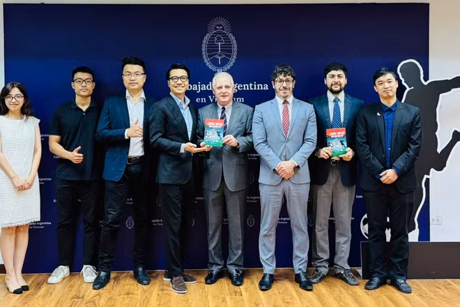 Buổi gặp gỡ với ngài Đại sứ Marcos Antonio Bednarski cũng là dịp ra mắt cuốn truyện tranh "Lionel Messi: Đỉnh cao World Cup".