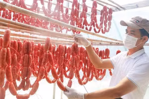 Những thanh lạp xưởng tươi thơm ngon được xem là linh hồn của các bữa cơm gia đình.